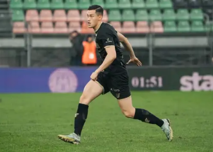 Berhasil Kalahkan Penyerang Lecce, Jay Idzes Jadi Raja Blok di Italia Dengan Akurasi Umpan 90%!