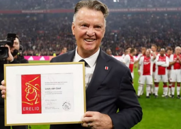 Ben jij er klaar voor? Louis van Gaal Tiba-tiba Pakai Dasi dan Jas, Mau Menuju ke Indonesia? Oh Ternyata...