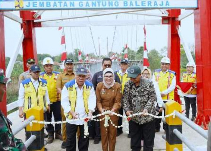 Bupati Indramayu Dampingi Menteri PUPR Resmikan Jembatan Gantung Baleraja