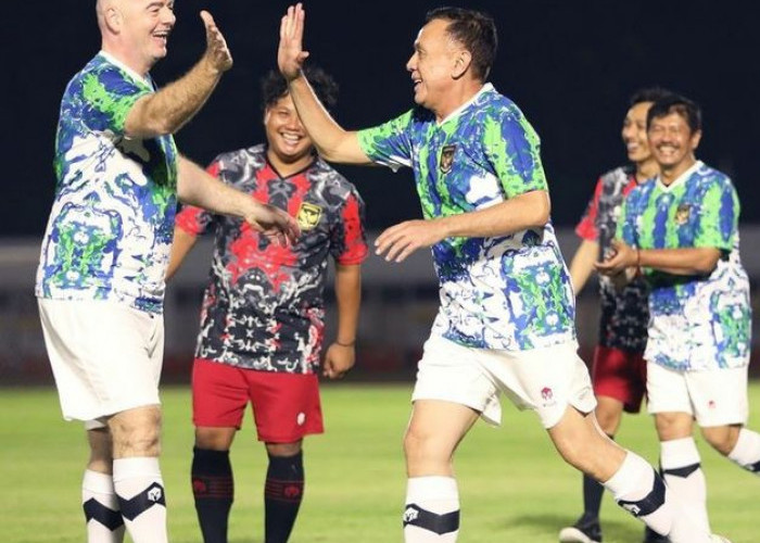 Berkunjung ke Indonesia,  Presiden FIFA Gianni Infantino Malah Bermain Sepak Bola   