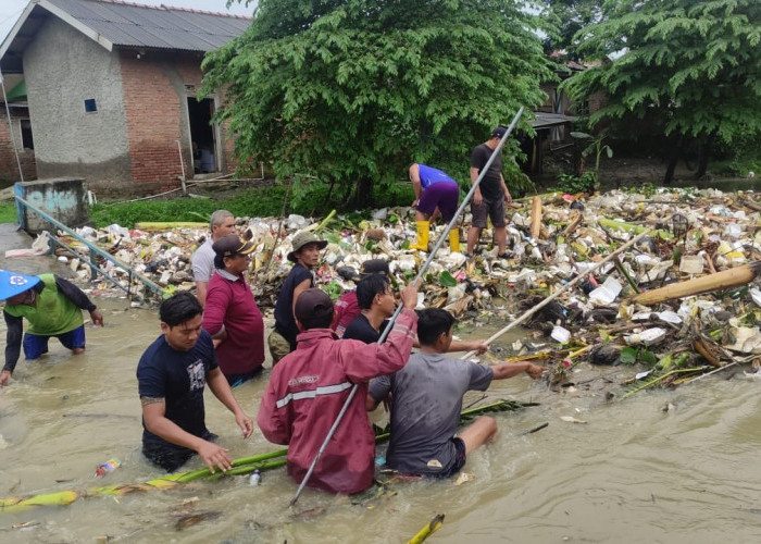 Akibat Diterjang Banjir dan Sampah, Jembatan Kalimangsetan Putus