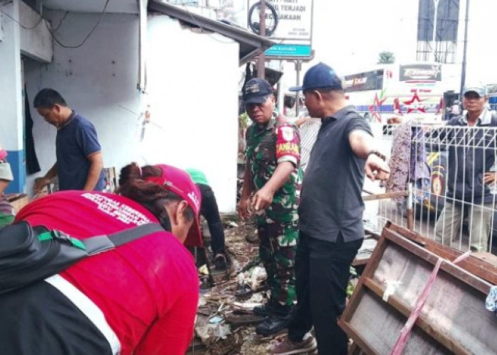 Forkopimcam Patrol Lakukan Gotong Royong Perbaiki Drainase untuk Antisipasi Banjir