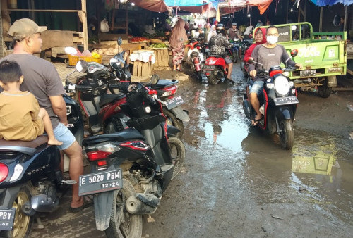 Banjir saat Turun Hujan, Parkir Tidak Teratur di Pasar Karangampel