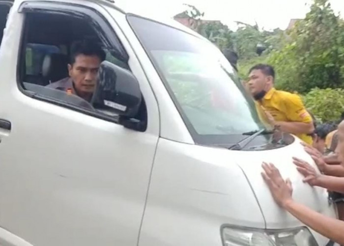 Mobil Terperosok di Parit  Jl Pangeran Antasari, Begini Respons Cepan Polsek Depok