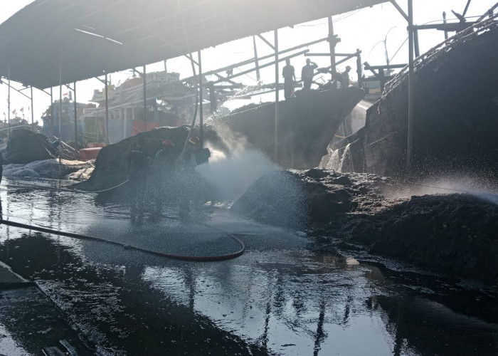 Kebakaran Besar di Pelabuhan Karangsong, 3 Kapal, Pajero, Motor dan Warung Ludes