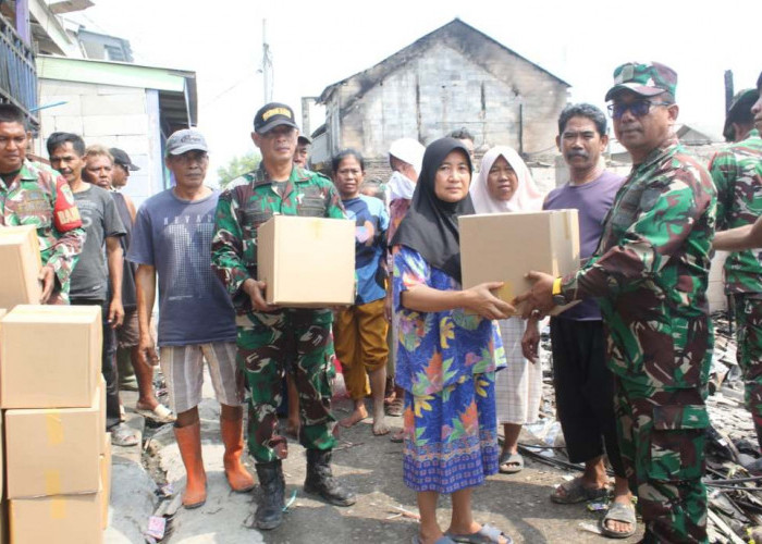 Kodim 0616/Indramayu Salurkan 20 Paket Sembako untuk Korban Kebakaran Rumah Nelayan di Eretan Wetan
