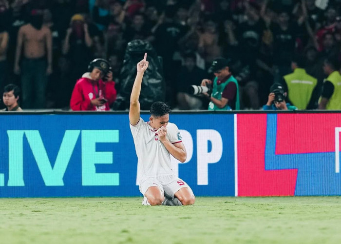 PATUT DITIRU! Adab Rizky Ridho Setiap Minum Selalu Sambil Jongkok di Tengah Laga Timnas Indonesia