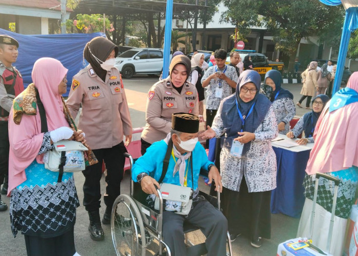 Personel Polres Indramayu Bantu Jemaah Haji Indramayu