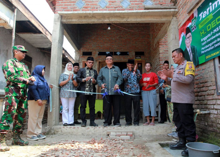 Warga Terharu Dapat Bantuan Rehab Rumah dari H Dedi Wahidi