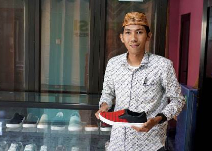 Sepatu Ulvi’s Karya Ponpes Progresif RPK Ulfiyah Indramayu Cukup Diminati,Berdayakan Warga Sekitar