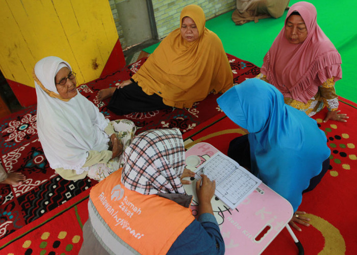Melihat Aktivitas Relawan Inspirasi Rumah Zakat di Indramayu :  Berdayakan Lansia, Bekali Pendidikan Agama