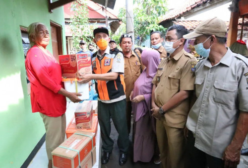 BPBD Kota Cirebon Berikan Bantuan Kepada Warga Terdampak Banjir Rob di Pesisir Cirebon