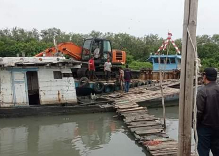 Puluhan Bangkai Kapal Nelayan di Sepanjang Sungai Prajagumiwang Dimusnahkan 