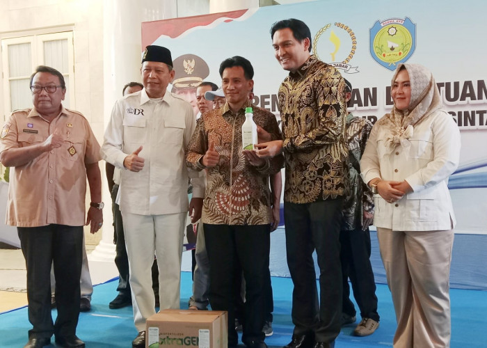 Naikan Hasil Panen, Daddy Rohanady Salurkan Puluhan Ribu Liter Bantuan PHC untuk Petani Indramayu