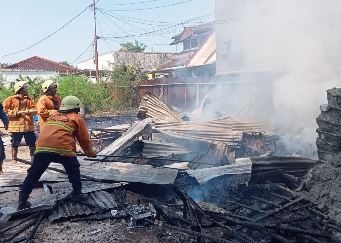 Sebuah Gedung Terbakar di Lokasi Proyek Gedung di Jl Cipto Kota Cirebon