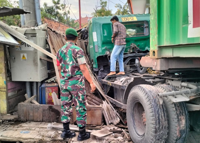 Supir Ngatuk, Kontainer Tabrak Warung di Losarang Dua Personel TNI Koramil Losarang Gercep Evakuasi Korban