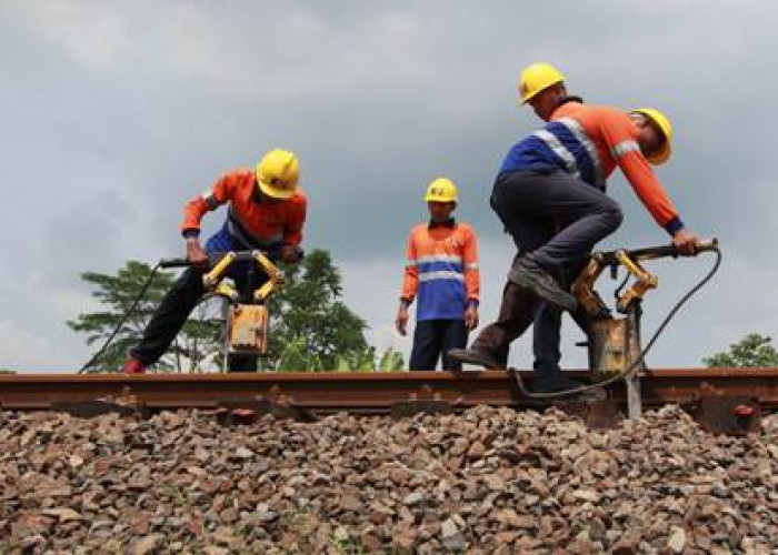 Jelang Angkutan Nataru, PT KAI Daop 3 Cirebon Antisipasi 12 Daerah Rawan Banjir dan Ambles