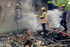 Akibat Korsleting Listrik Dua Rumah Terbakar di Tukdana, Korban Alami Kerugian Capai Rp 400 Juta