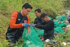 Bupati Lucky Hakim Terjun Langsung Bersihkan Sungai Pamengkang