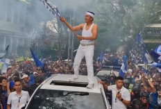 Gubernur KDM Ikut Konvoi! Rayakan Juara Persib Berdiri di Atas Mobil Sambil Kibarkan Bendera