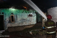 Rumah Warga di Pawidean Terbakar Dini Hari, Damkar Berhasil Kendalikan Api