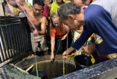 Mandi Grujug, Tradisi Warga Dermayu Sambut Maulid Nabi di Sumur Pengantin