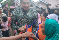 Saat Bupati Lucky Datang, Disambut Isak Tangis Korban Angin Puting Beliung