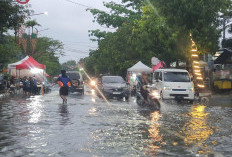Diguyur Hujan Sejak Pagi, Ruas Jalan Protokol di Kota Indramayu Terkepung Banjir