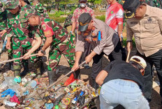 Intruksi Prabowo, TNI–Polri dan Forkopimcam Cikedung Gelar Karya Bakti Angkut Sampah