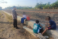 Sering Jadi Tempat Bermain Layang-layang, Polisi Sisir Perlintasan KA di Indramayu
