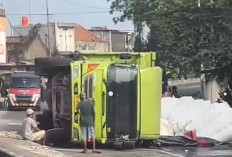 Truk Kontainer Terguling di Pantura Eretan, Macet 2 Kilometer