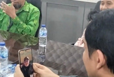 Ketua PUI  Rizki  Video Call dengan Bupati Lucky Saat di Masjid  Al Aqsha Palestina 