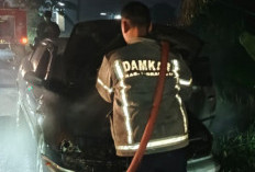 Diduga Akibat Korsleting Sikring, Mobil Sedan Alami Kebakaran di Jalan Kodir Jatibarang