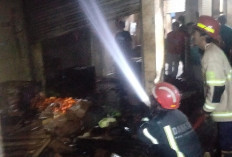 Korsleting Listrik Satu Kios Sayur di Pasar Jatibarang Terbakar