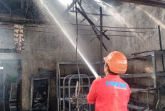 Api Sambar Bensin Saat Nyaman Kompor, Rumah di Desa Arjasari Kebakaran