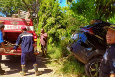 Damkar Indramayu Evakuasi Mobil Mitsubishi Xpander Nyungseb di Irigasi Lemahmekar