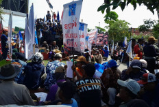 Ribuan Massa KOMPI Desak Bupati Lucky Cabut MoU dengan KKP