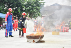 Peringatan Bulan K3 di Kilang Balongan, Ibu-Ibu Adu Ketangkasan Padamkan Api