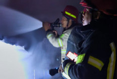 Korsleting Listrik dari Gudang Kayu, Rumah di Juntinyuat Terbakar 