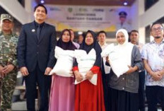 Perdana, Ratusan Warga di Desa Terusan Terima Bantuan Pangan Selama 3 Bulan  