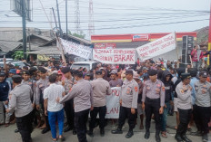 HUMANIS! Petugas Gabungan Amankan Aksi Warga Eretan Wetan di Jalur Pantura 