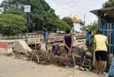 Jaga Lingkungan, Warga Kongsijaya Ramai-ramai Bersihkan Drainase