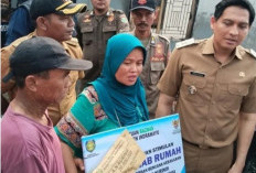 Bupati Lucky Hakim Bantu Korban Kebakaran di Tukdana