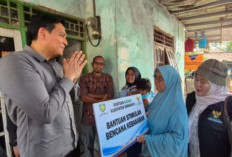Bupati Lucky Hakim Salurkan Bantuan untuk Korban Kebakaran di Gantar dan Anjatan