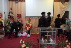 Pastikan Ibadah Natal Aman, Jibom Gegana Brimob Sterilisasi Gereja di Indramayu