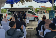 Warga Indramayu Antusias Tukar Uang Baru di Halaman Masjid Islamic Center Syekh Abdul Manan Indramayu