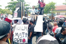 Datangi PN Indramayu, Massa FSI Berharap Ririn dan Priyo di Hukum Berat
