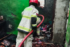 Korsleting Listrik, Rumah di Haurgeulis Hangus Dilalap Si Jago Merah