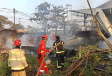 Dipicu Aktivitas Bakar Sampah, Sebuah Warung di Kandanghaur Kebakaran