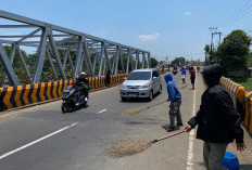 Pemkab Indramayu Data Penyapu Koin di Jembatan Sewo